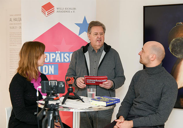 Mitarbeiter Stefan Strader im Gespräch mit Gästen beim europäischen Salon