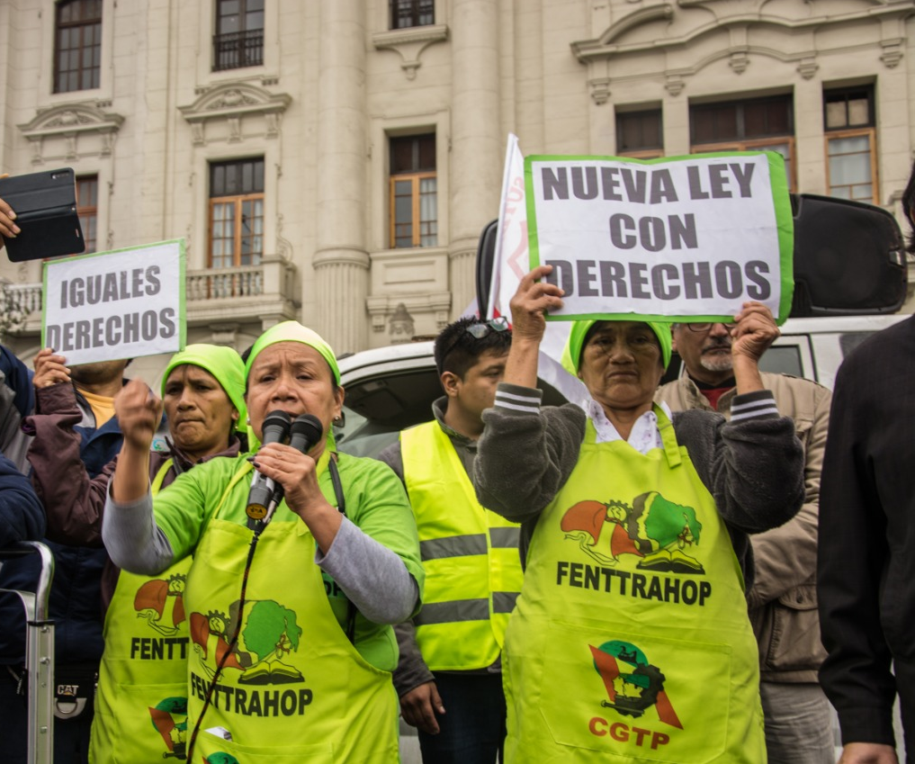 Demonstrierende mit Schildern in Peru