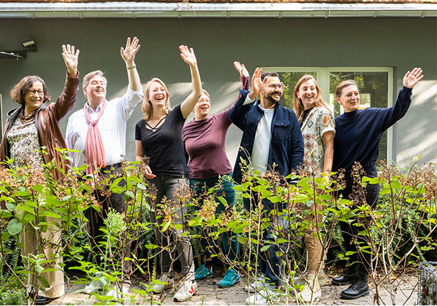 Gruppenbild: Mitarbeitende des Willi Eichler Bildungswerk winken