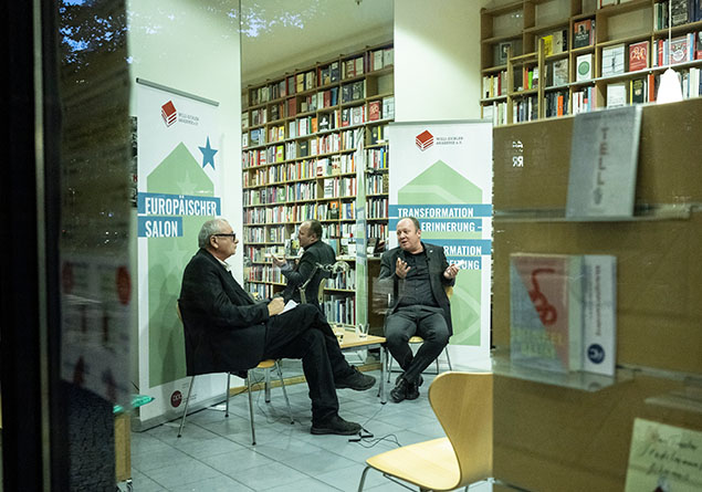 Zwei Männer im Gespräch beim europäischen Salon uzm Thema Trasformation der Erinnerung